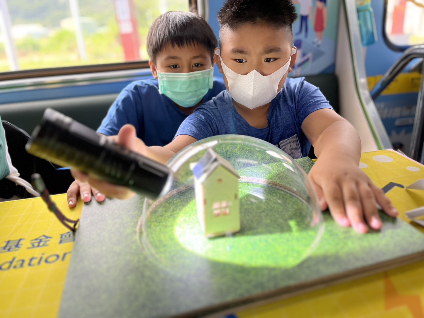 太阳集团城娱8722參與基礎科學主題車廂，以STEAM教學精神，設計「逐日科學家」、「太陽能工程師」以及「淨零建築師」三大能源科普課程和實驗