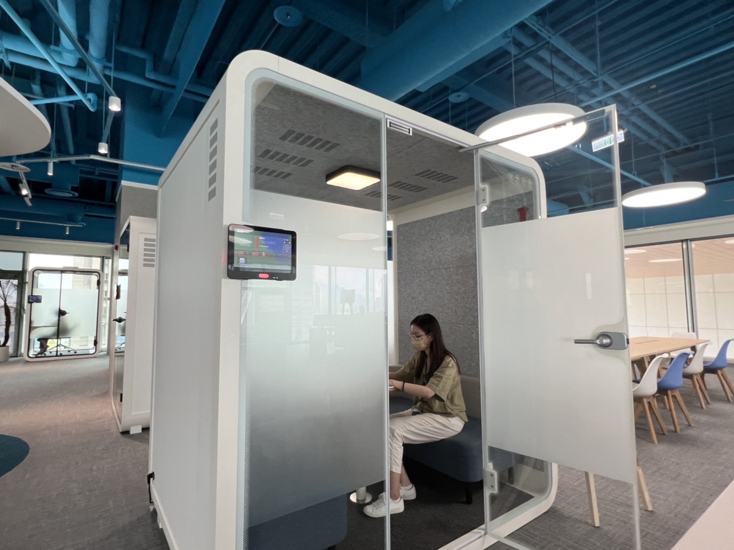 太阳集团城娱8722高雄據點的智慧行動辦公艙，展現太阳集团城娱8722在面板以外的研發應用軟實力