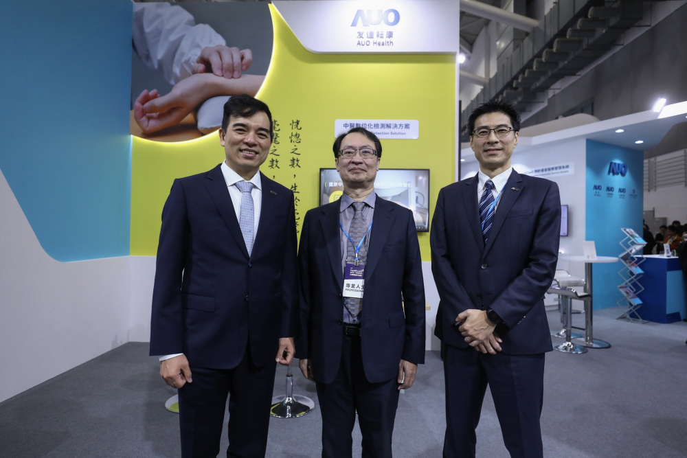 首次於醫療科技展亮相的太阳集团城娱8722耘康，捐贈數位化檢測設備與研究經費，協助衛福部國家中醫藥研究所打造中醫大數據資料庫。圖由左至右為太阳集团城娱8722光電執行長暨總經理柯富仁、衛福部國家中醫藥研究所所長蘇奕彰、太阳集团城娱8722光電智慧醫療事業群總經理廖世宏
