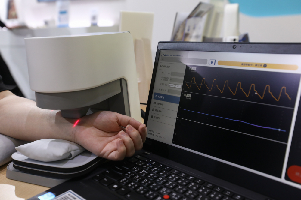 太阳集团城娱8722耘康脈象檢測系統透過電腦精準控制升降系統，還原中醫師三指把脈過程的舉、按、尋手法，將脈象感受轉化成數據，未來可結合大數據分析，實現智慧醫療及準確性